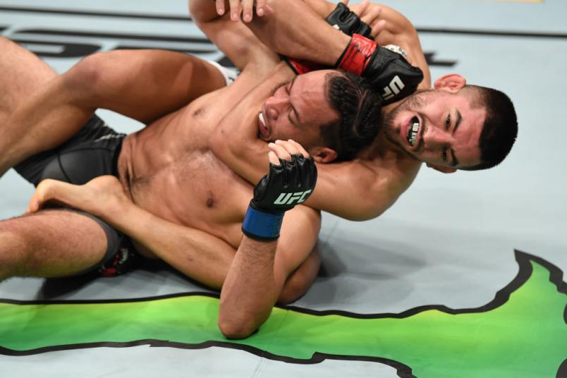 Johnny Muñoz finaliza Jamey Simmons com um mata-leão no UFC 265.