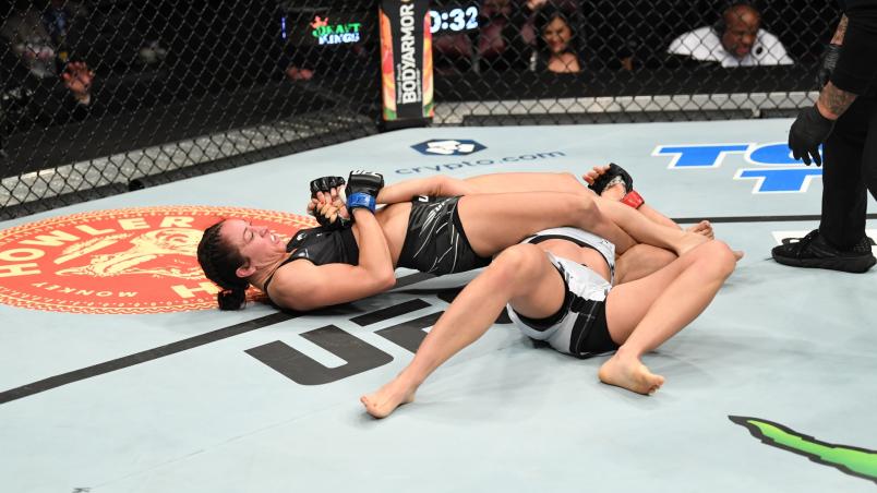 Jessica Penne aplica chave de braço e finaliza Karolina Kowalkiewicz no UFC 265