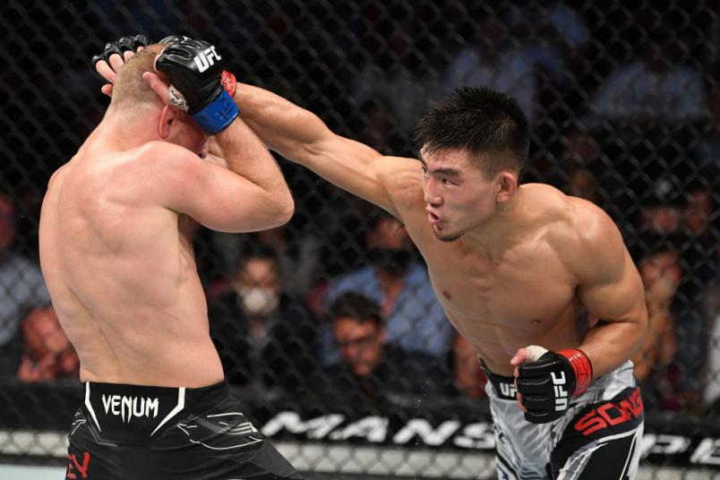 Song Yadong aplica soco em Casey Kenney no UFC 265