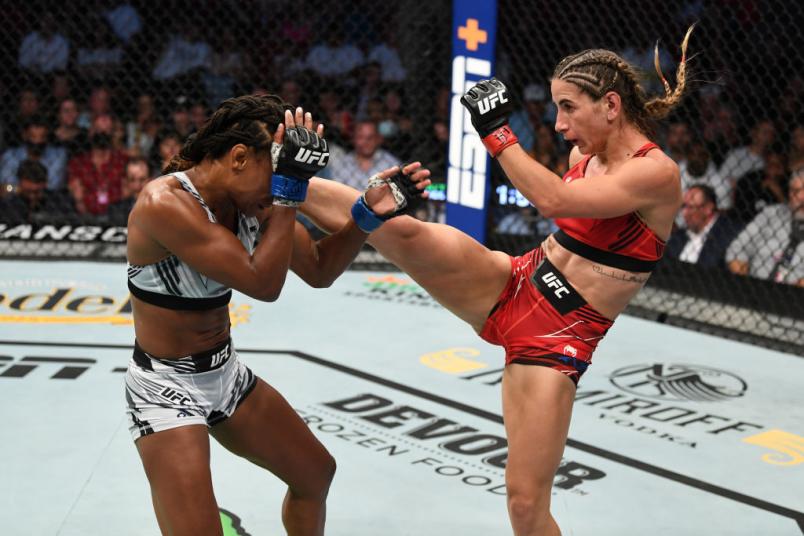 Tecia Torres aplica chute em Angela Hill no UFC 265