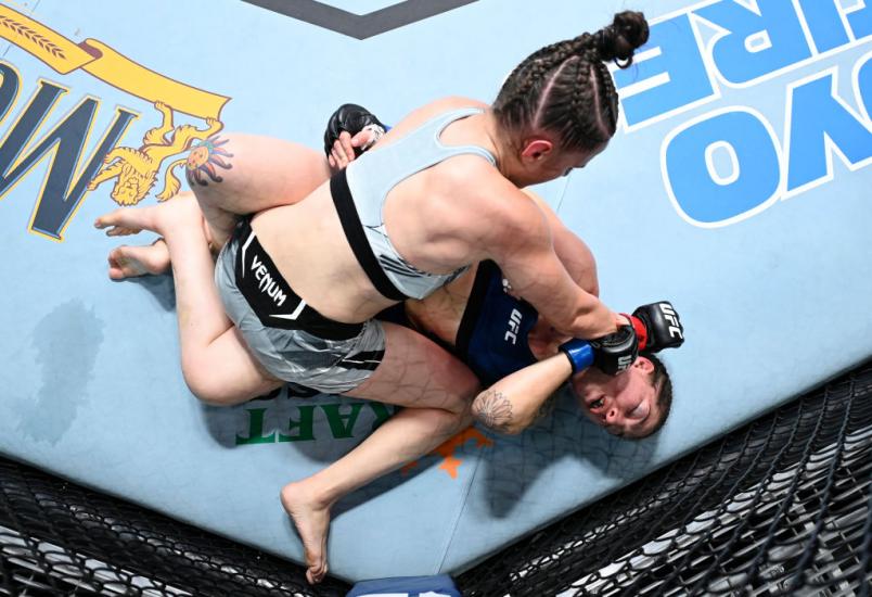 Erin Blanchfield golpeia Sarah Alpar no ground and pound no UFC Vegas 37