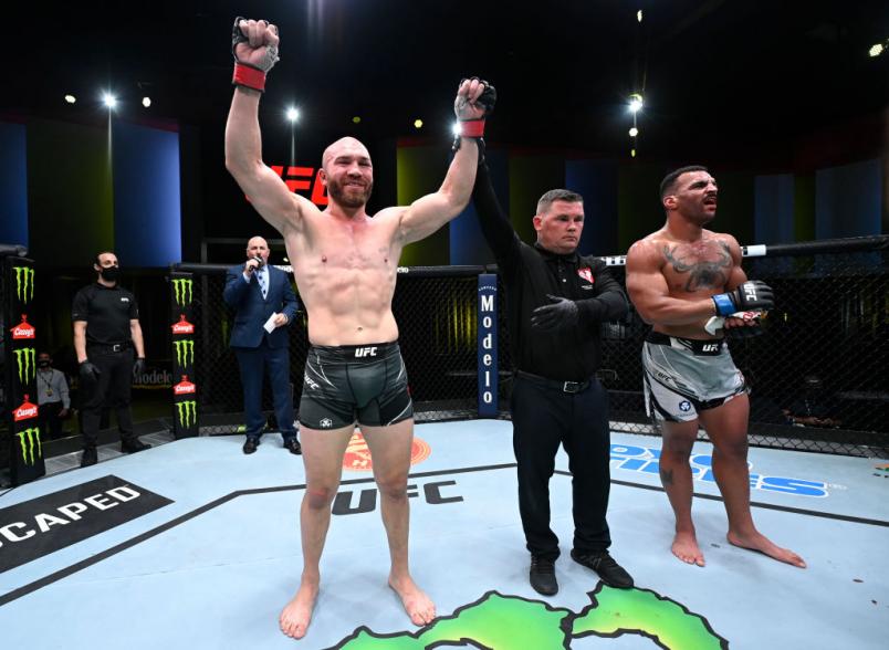 Ion Cutelaba tem o braço erguido pelo árbitro ao ser declarado vencedor da luta com Devin Clark no UFC Vegas 37