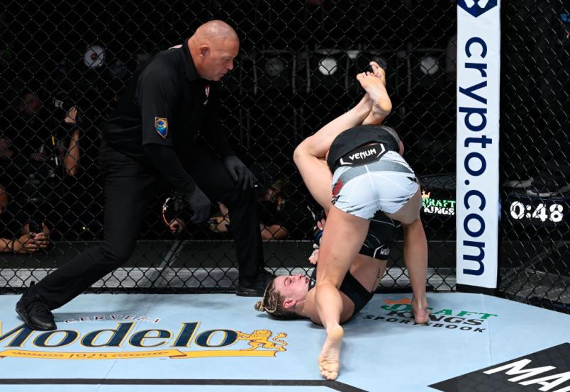 Hannah Goldy aplica chave de braço em Emily Whitmire no UFC Vegas 37