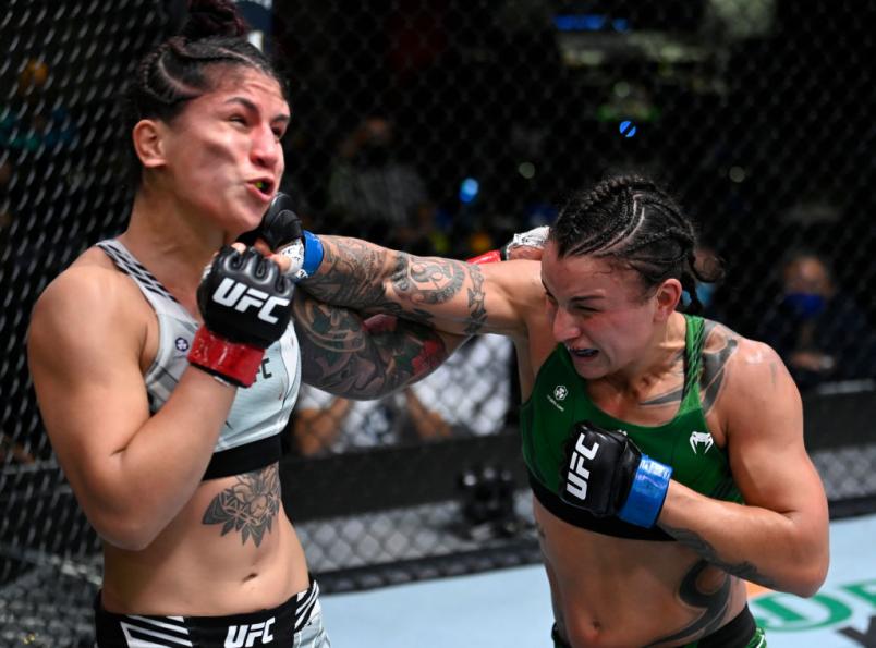 Raquel Pennington conecta soco em Pannie Kianzad no UFC Vegas 37