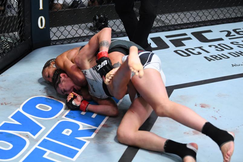 Mariya Agapova finaliza Sabina Mazo com um mata-leão no UFC Vegas 39