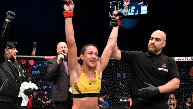 Amanda Ribas tem o braço erguido ao ser declarada vencedora da luta com Virna Jandiroba no UFC 267