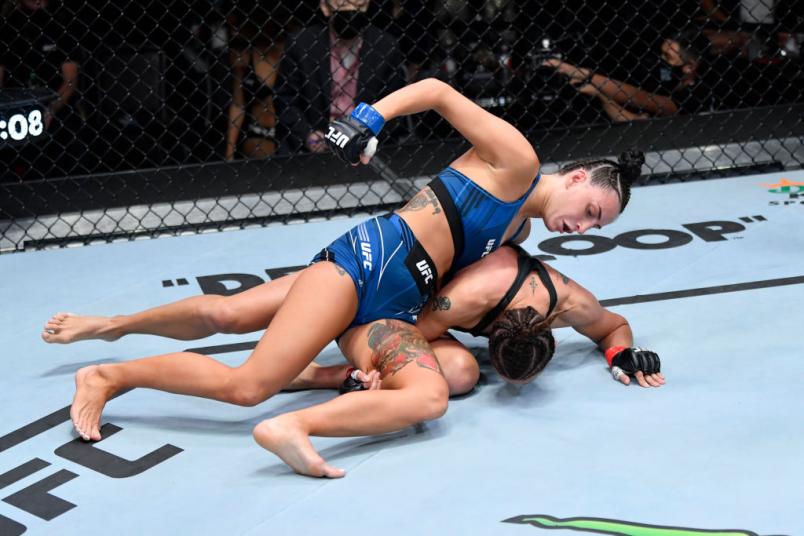 Casey O'Neill golpeia Antonina Shevchenko no UFC Vegas 38