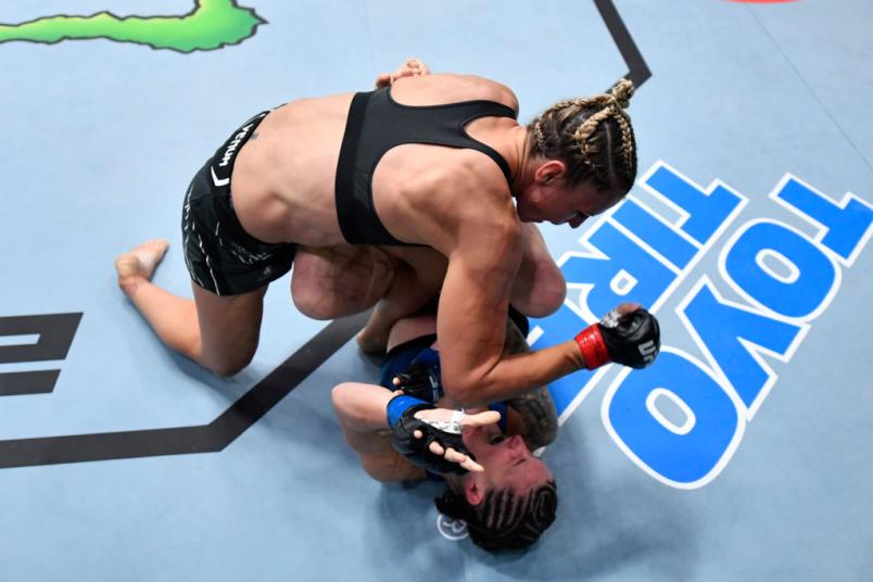 Stephanie Egger golpeia Shanna Young no UFC Vegas 38.