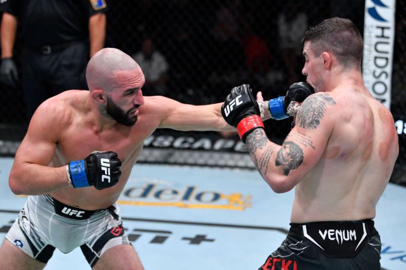 Jared Gordon conecta soco de esquerda em Joe Solecki no UFC Vegas 38