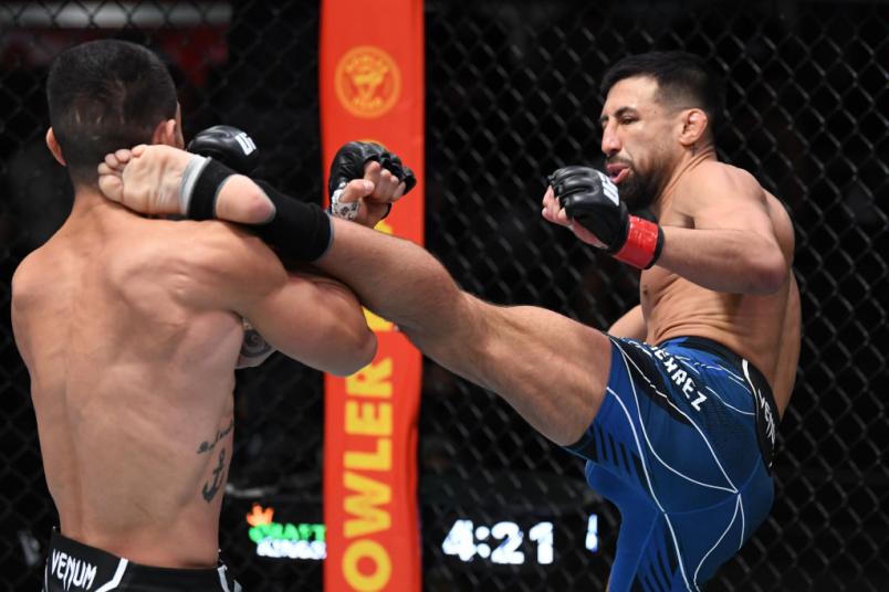 Chris Gutierrez conecta chute de perna esquerda na cabeça de Felipe Colares no UFC Vegas 39