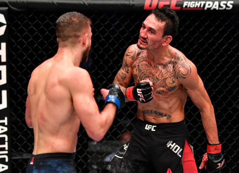 Max Holloway bate no peito durante a luta com Calvin Kattar