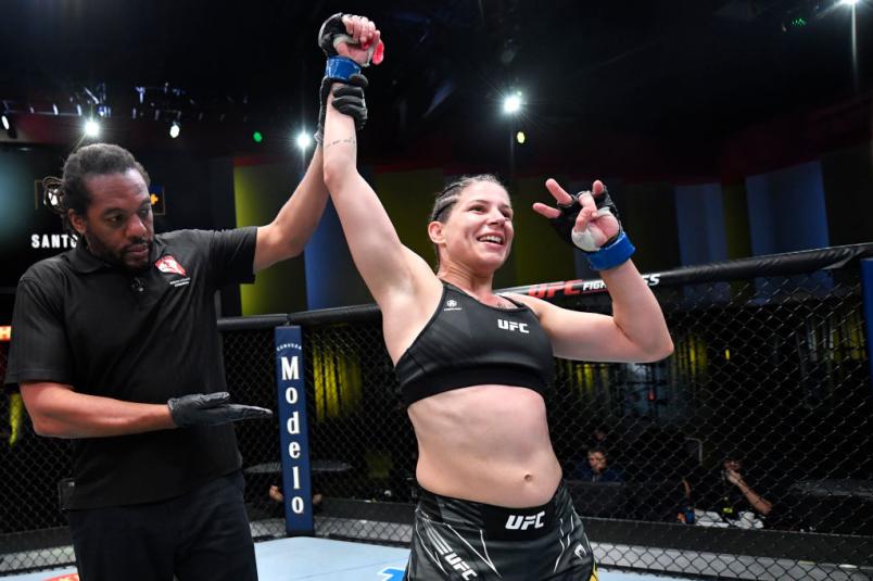 Karol Rosa tem o braço erguido ao ser declarada vencedora da luta com Bethe Correia no UFC Vegas 38