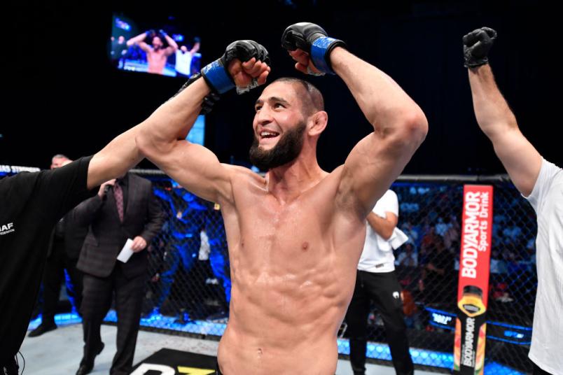 Khamzat Chimaev tem o braço erguido ao ser declarado vencedor da luta com Li Jingliang no UFC 267