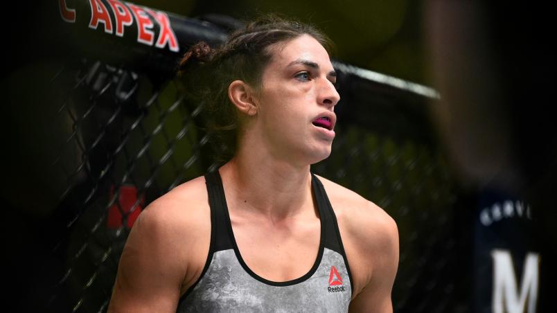 Mackenzie Dern com olhar fixo dentro do Octógono antes de luta