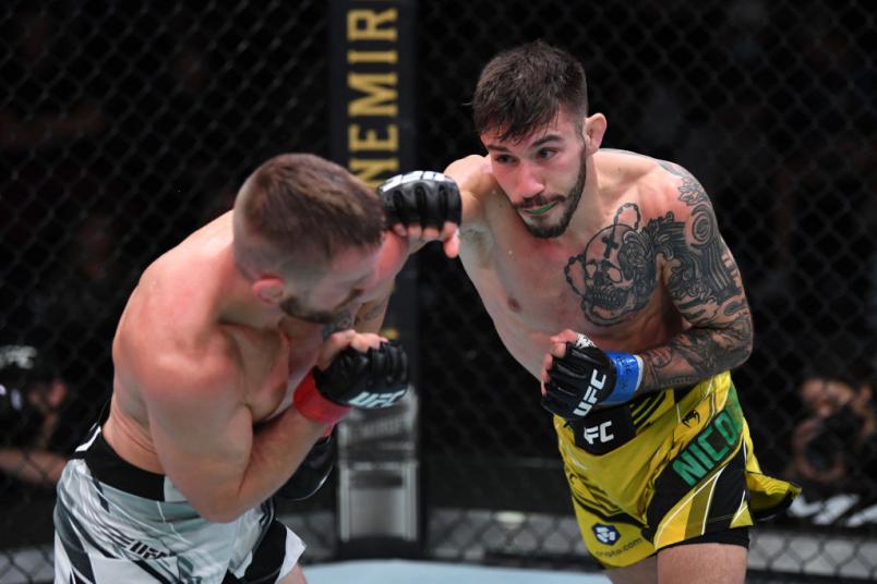 Matheus Nicolau golpeia Tim Elliott no UFC Vegas 39