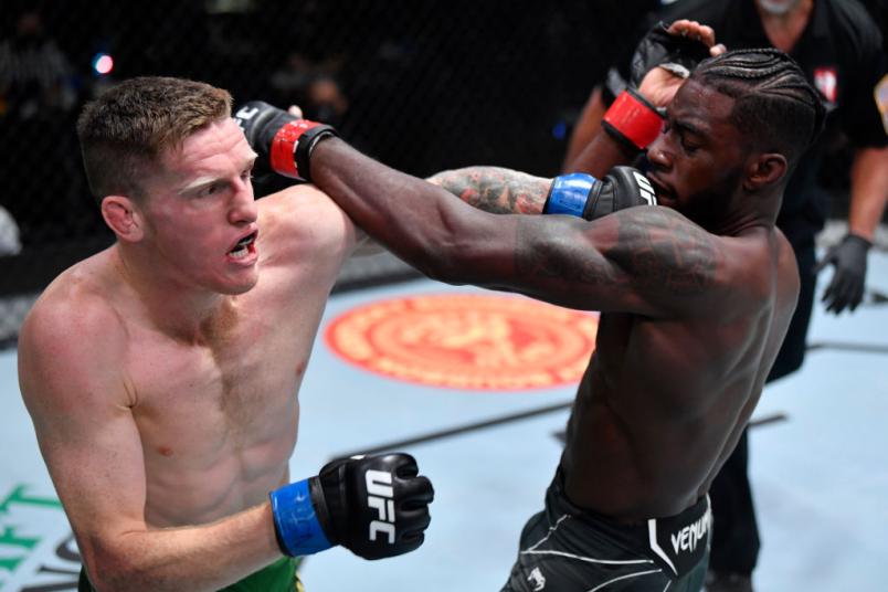 Jamie Mullarkey conecta soco em Devonte Smith no UFC Vegas 38