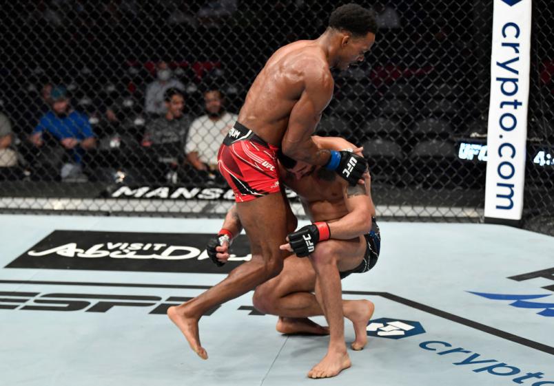 Lerone Murphy conecta joelhada e nocauteia Makwan Amirkhani no UFC 267