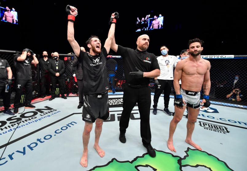 Tagir Ulanbekov tem o braço erguido ao ser declarado vencedor da luta com Allan Puro Osso no UFC 267