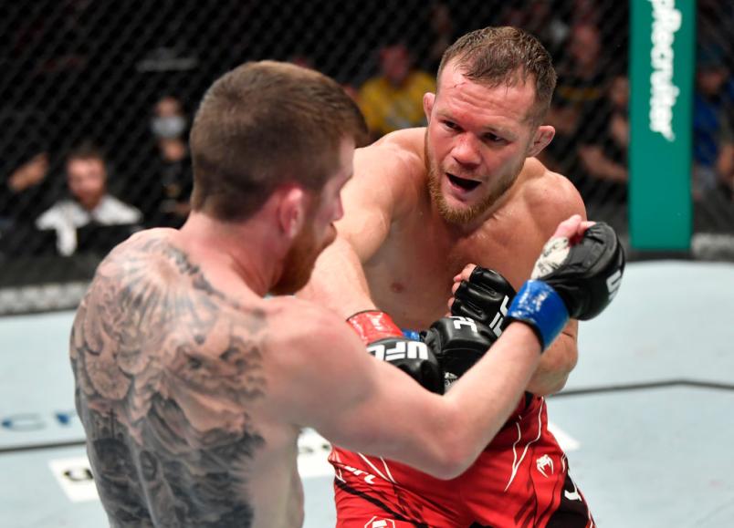 Petr Yan golpeia Cory Sandhagen no UFC 267