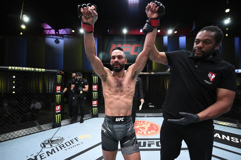 Rob Font comemora a vitória na luta principal do UFC Vegas 27