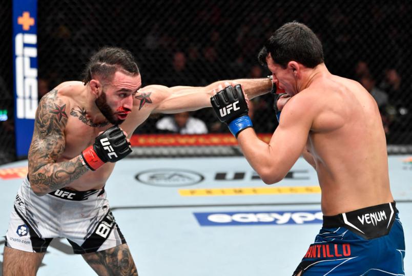 Shane Burgos conecta golpe em Billy Quarantillo no UFC 268