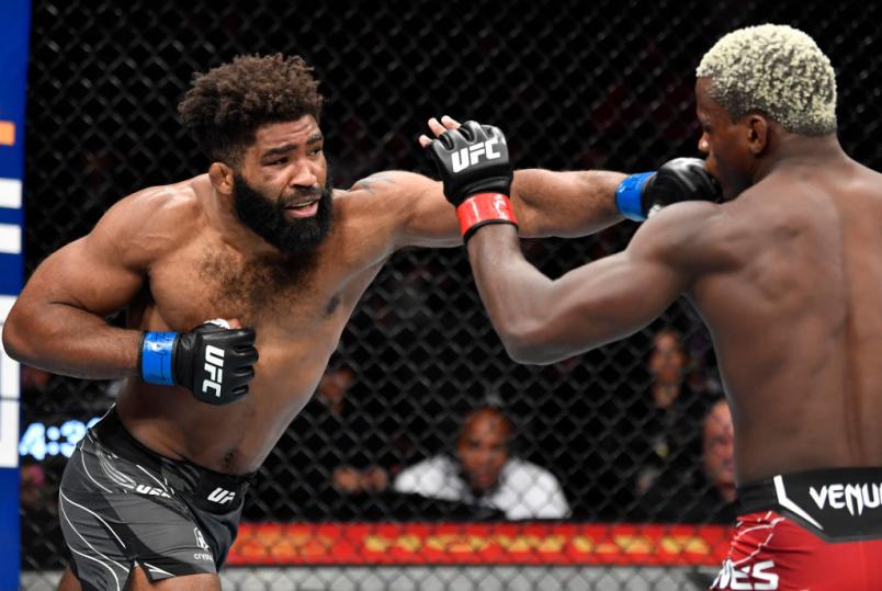 Chris Curtis desfere soco de esquerda em Phil Hawes no UFC 268