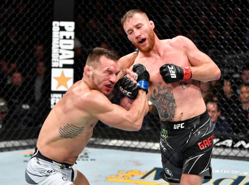 Justin Gaethje conecta uppercut em Michael Chandler no UFC 268