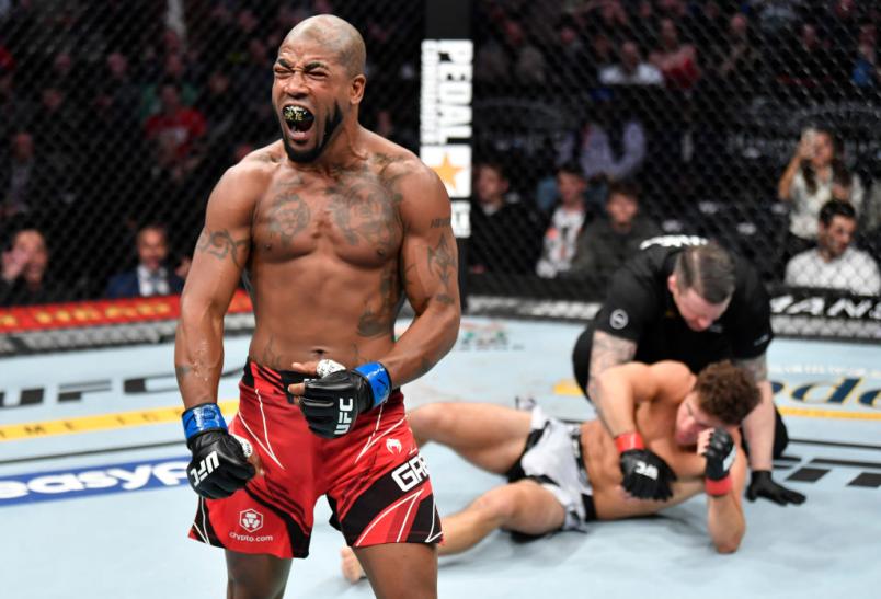 Bobby Green comemora enquanto Al Iaquinta se levanta ao fundo no UFC 268