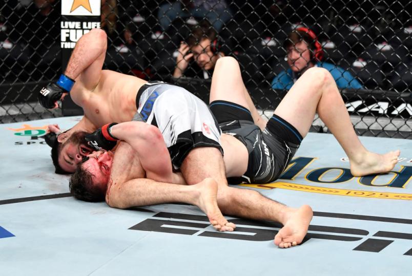 Nassourdine Imavov aplica cotoveladas no crucifixo em Edmen Shahbazyan no UFC 268