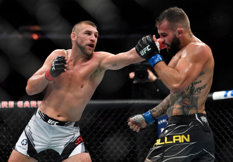 Dustin Jacoby conecta jab de esquerda em John Allan no UFC 268