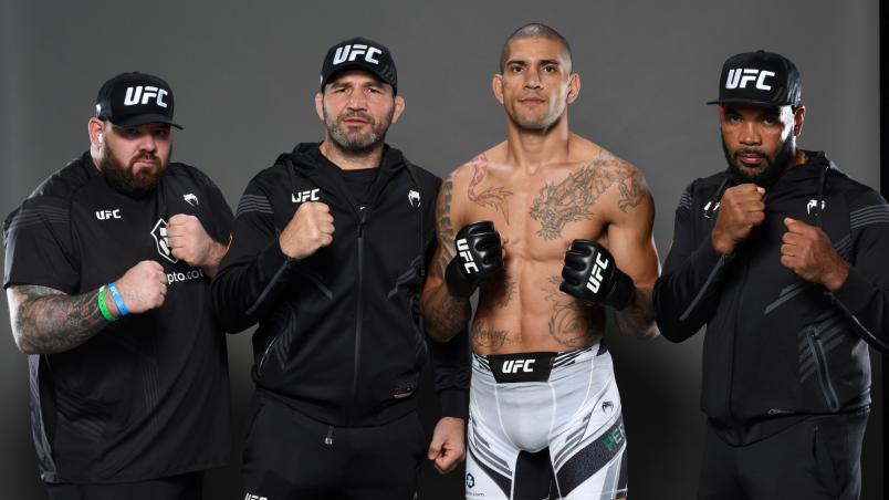 Alex Poatan posa com Glover Teixeira e equipe após vencer no UFC 268