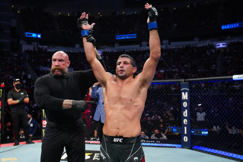 Beneil Dariush comemora sua vitória no UFC 262