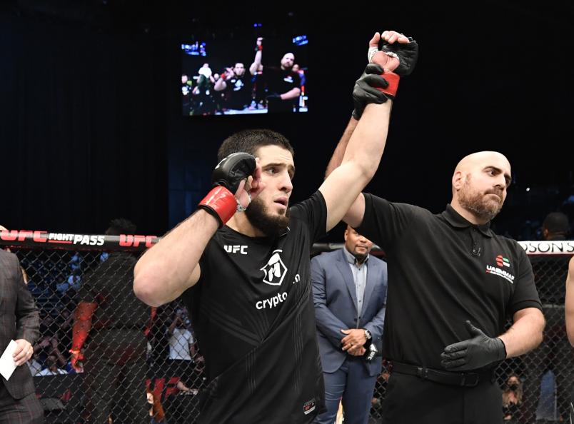 Islam Makhachev comemora sua vitória no UFC 267