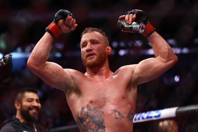 Justin Gaethje comemora sua vitória no UFC 268