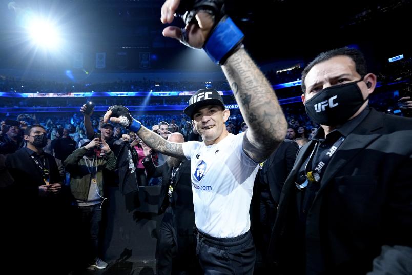 Dustin Poirier caminha para o Octógono no UFC 269