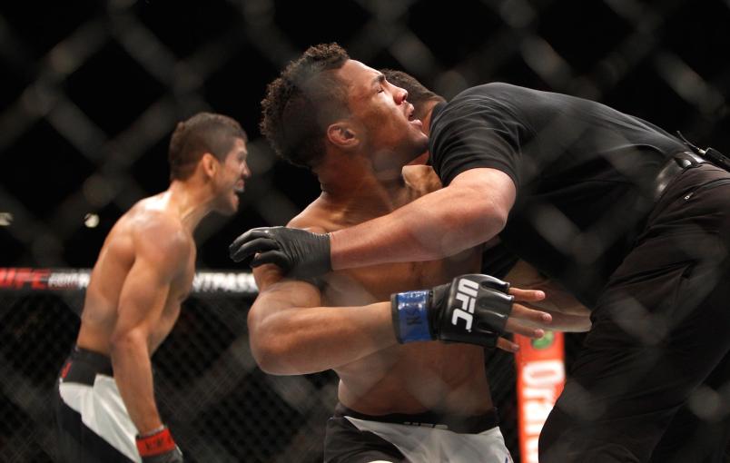 The referee stops a lightweight fight between Leonardo Santos (L) and Kevin Lee during UFC 194 on December 12, 2015 in Las Vegas, Nevada. (Photo by Steve Marcus/Getty Images)