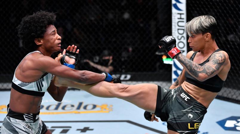 Amanda Lemos conecta chute frontal no rosto de Angela Hill no UFC Vegas 45