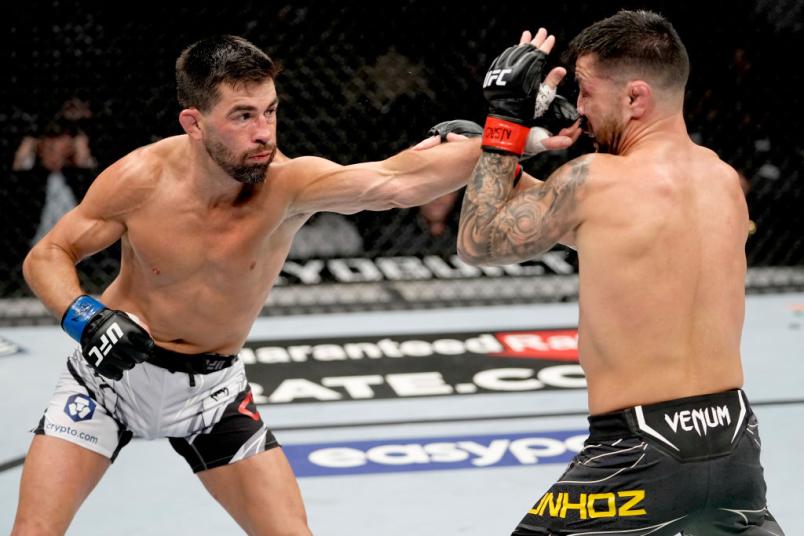 Dominick Cruz conecta jab de esquerda em Pedro Munhoz no UFC 269