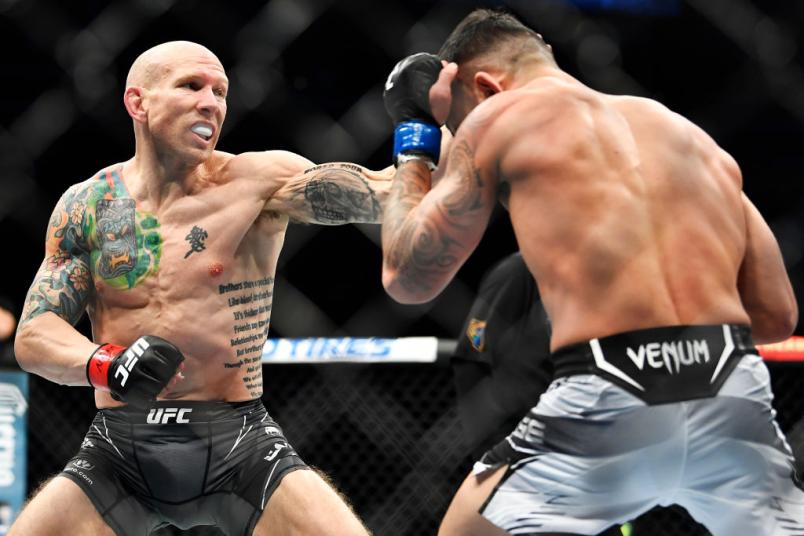 Josh Emmett golpeia Dan Ige no UFC 269