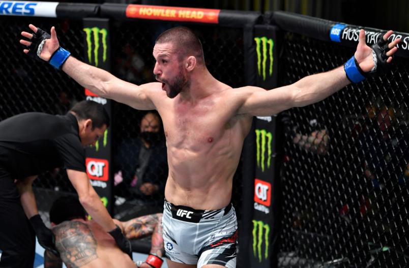 Mateusz Gamrot comemora após vencer Diego Ferreira no UFC Vegas 45