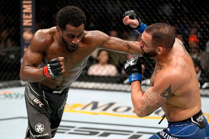 Geoff Neal conecta direto de esquerda em Santiago Ponzinibbio no UFC 269