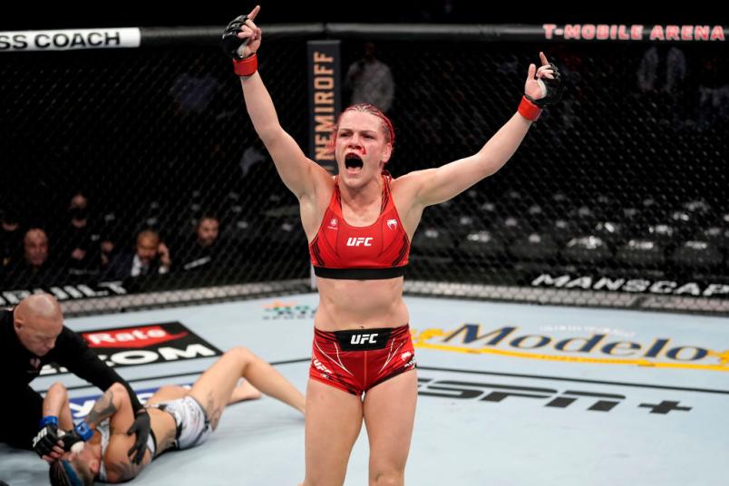 Gillian Robertson comemora no Octógono após finalizar Priscila Cachoeira no UFC 269