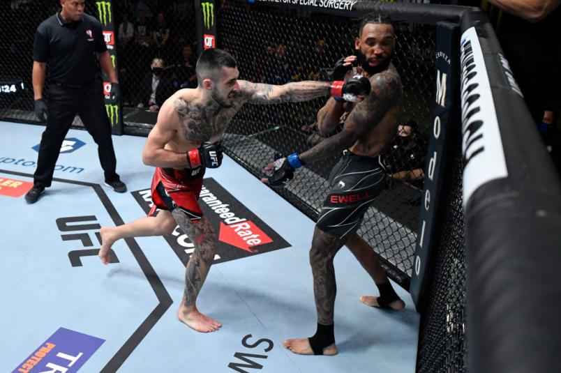 Charles Jourdain conecta direto de esquerda em Andre Ewell no UFC Vegas 45