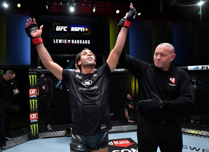 Jordan Leavitt comemora após vencer Matt Sayles no UFC Vegas 45