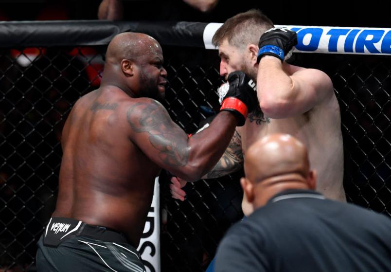 Derrick Lewis conecta golpe de direita em Chris Daukaus no UFC Vegas 45