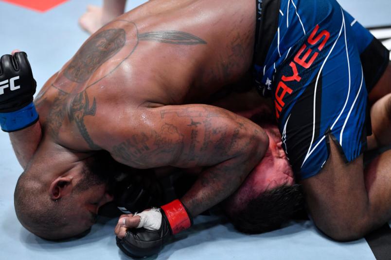 Don'Tale Mayes aplica cotoveladas no crucifixo em Josh Parisian no UFC Vegas 45