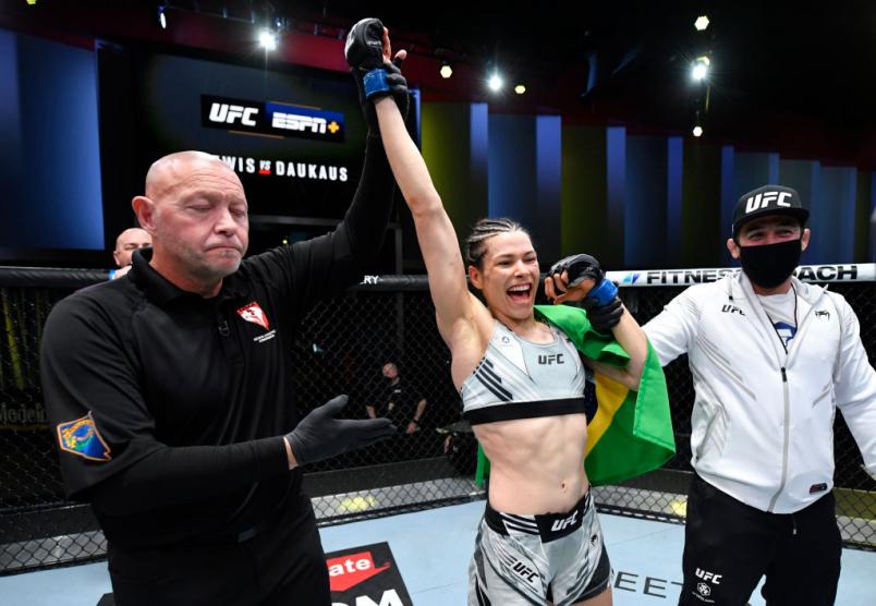 Melissa Gatto comemora após a vitória sobre Sijara Eubanks no UFC Vegas 45