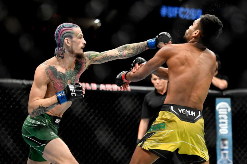 Sean O'Malley conecta jab de esquerda em Raulian Paiva no UFC 269