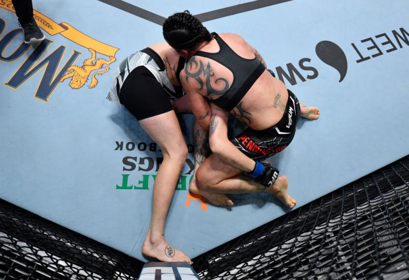 Raquel Pennington aplica guilhotina em Macy Chiasson no UFC Vegas 45