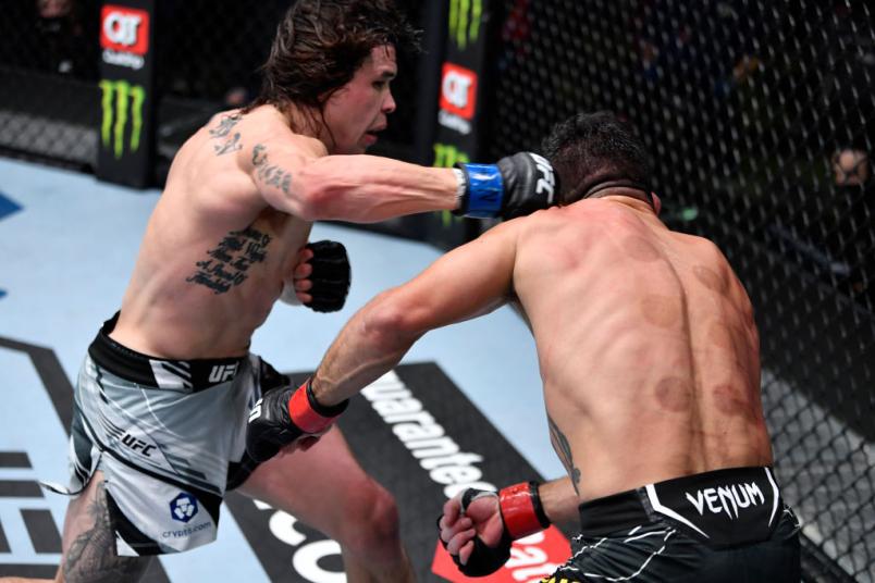 Ricky Simon conecta golpe em Raphael Assunção no UFC Vegas 45